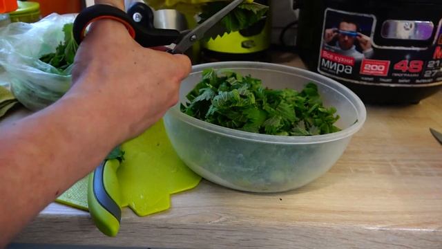 Варим РУССКИЙ суп из крапивы и щавля / Нямкоблогеры смотреть онлайн