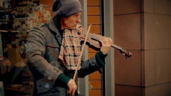 усталый уличный скрипач