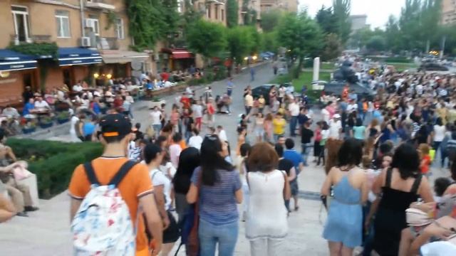 Танцуют армяне, Ереван, Каскад 1 смотреть онлайн