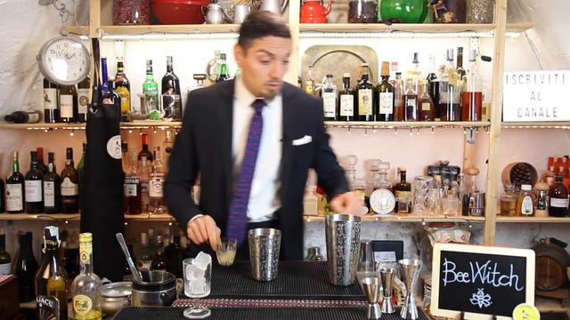 #73 Bar Mita - Come realizzare un cocktail SPECIALE con rhum scuro, miele (honey mix) e Strega смотреть онлайн