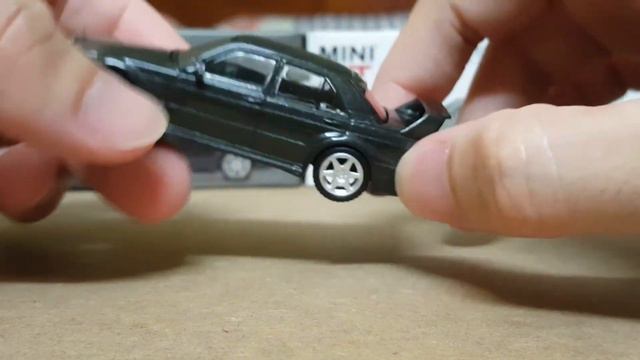 MINI GT 1/64 Diecast - Mercedes-Benz 190E Evolution II (Black & Silver) смотреть онлайн