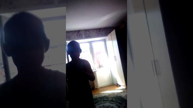 раз я захожу в темную комнату ..два я нахожу стремную куклу ту... смотреть онлайн