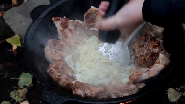 Свиная шейка с грибами в казане смотреть онлайн