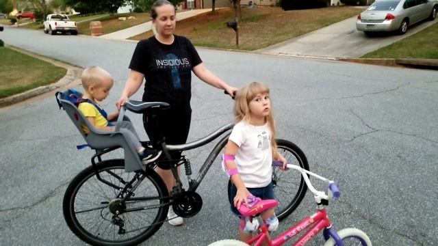 УЧИМСЯ КАТАТЬСЯ НА 2Х КОЛЕСНОМ ВЕЛОСИПЕДЕ смотреть онлайн