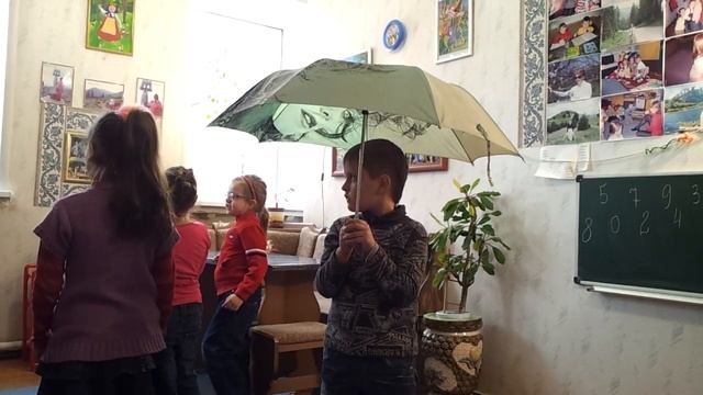 Rain. Играют дети 5-ти лет