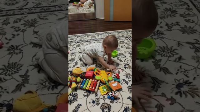 Как научить ребенка ползать. Стимуляция ползания. Лазер смотреть онлайн