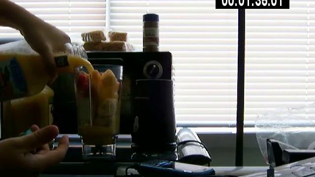 Hamilton Beach Single Serve Blender (making fruit smoothie) смотреть онлайн