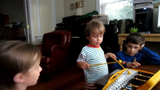 Папа, сестра и два брата учат Григория играть на ксилофоне