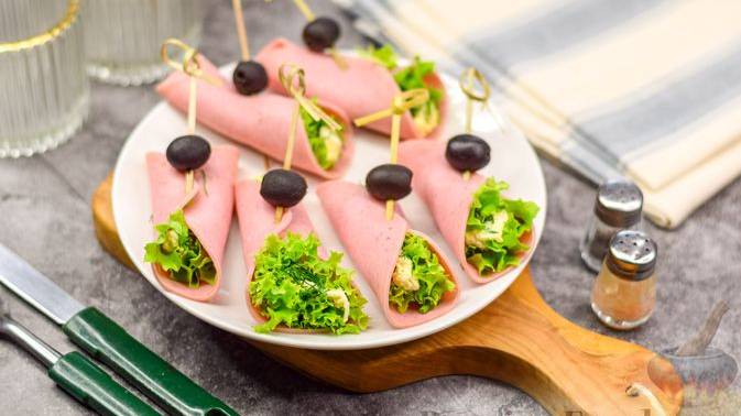 Актуальны на любом праздничное.
РУЛЕТИКИ ИЗ ВЕТЧИНЫ СО СЛИВОЧНЫМ СЫРОМ смотреть онлайн