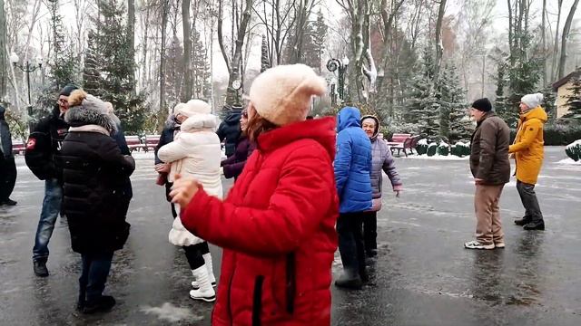 КАК ЦВЕТЫ КРАСИВЫЕ ДЕВОЧКИ ЛЮБИМЫЕ!??/ТАНЦЫ В ПАРКЕ ГОРЬКОГО ХАРЬКОВ ДЕКАБРЬ 2021 смотреть онлайн