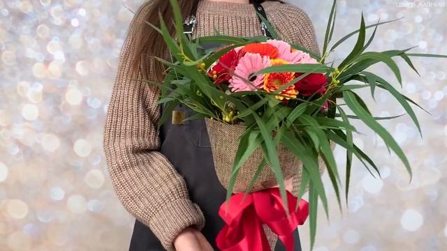 Обзор букета с разноцветными мини-герберами "Маскарад" смотреть онлайн