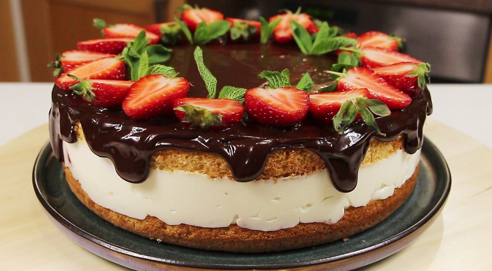 Вкуснейший Праздничный ТОРТ с КЛУБНИКОЙ и Нежным Творожным Кремом "Клубничное настроение" смотреть онлайн