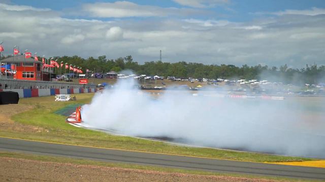 Mad Mike Whiddett drifting a LS3 RX7 - Matsuri QLD смотреть онлайн