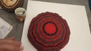 Вязаная наволочка на круглую подушку.