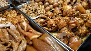 Национальная любимая еда на рынке в городе Тайчжун. Тайвань.