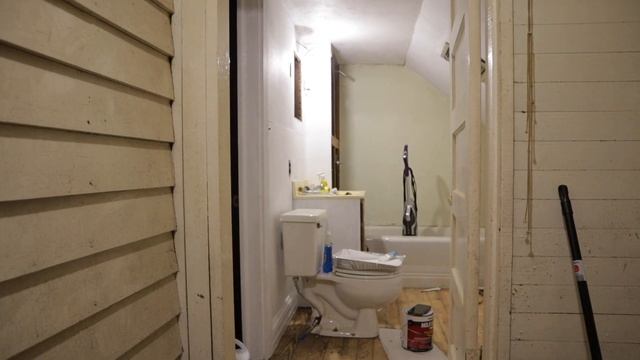 Painting The Upstairs Bathroom | Getting The House Ready To Move In | Farmhouse Restoration смотреть онлайн
