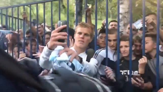 Хабаровчане встретили Александра Кокорина после матча РФПЛ смотреть онлайн