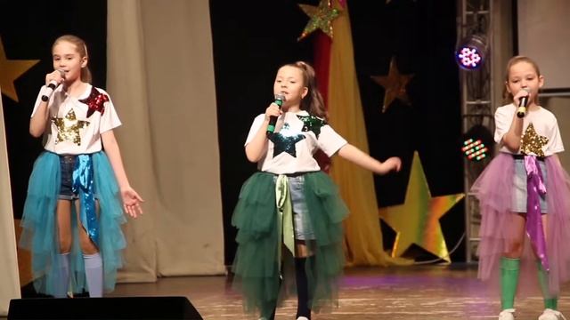 «Губки бантиком» — исп. средняя группа ОХВК «Дубль-Л» смотреть онлайн