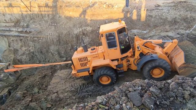 Утопили Экскаватор в грязи