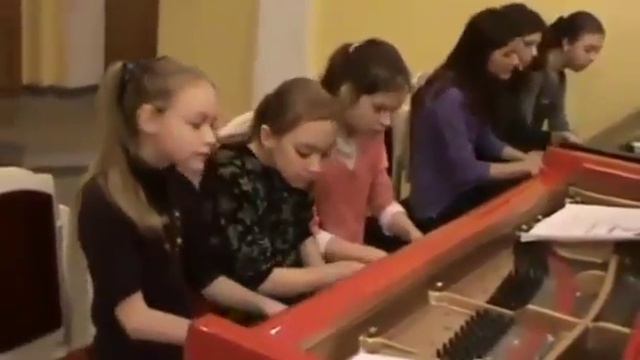 Девочки играют на пианине. Супер талант. смотреть онлайн