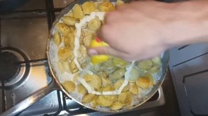 Невероятно вкусные жареные пельмени в сливочном соусе под сыром!