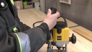 Уверен, это лучший ручной фрезер по дереву, если он у столяра-любителя первый. DeWALT DW621