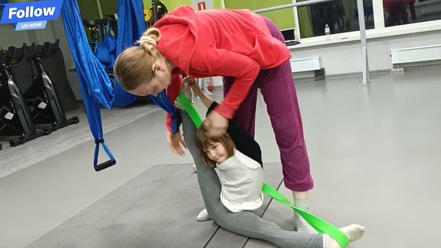 растяжка на самой тяжёлой резинке,моя тренировка в 5 лет с тренером Брагиной И.Р. смотреть онлайн