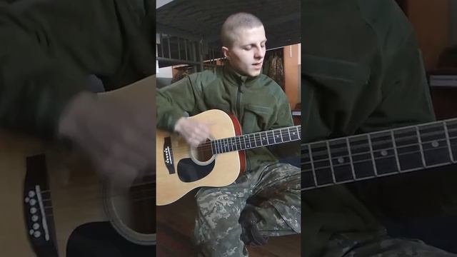 Играет на гитаре очень красивую песню смотреть онлайн