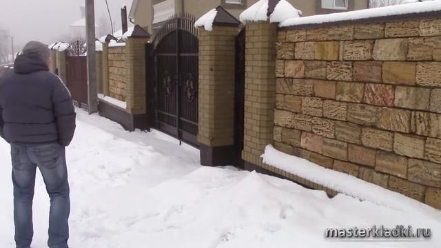 Обзор забора=ракушечник в глубокий шов - [© masterkladki] смотреть онлайн