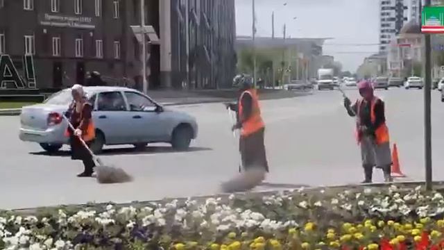 Сотрудники «СУРСАДа» продолжают наводить чистоту на улицах Грозного смотреть онлайн
