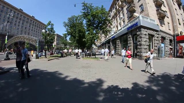 Трафик людей в будни на Крещатике смотреть онлайн