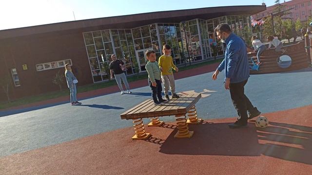 Oğuz Göktuğ parkta bin git arabasını sürdü zıp zıp zıpladı/Fun kids video смотреть онлайн