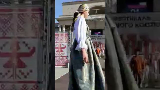 Показ коллекции костюмов фольклорного ансамбля "Жаворонки" на фестивале "СарафанDay" смотреть онлайн