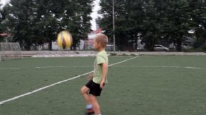 Футбол.Набивание мяча одной правой.