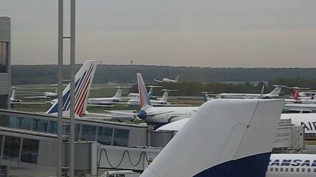 Air traffic at Domodedovo airport, Moscow. смотреть онлайн