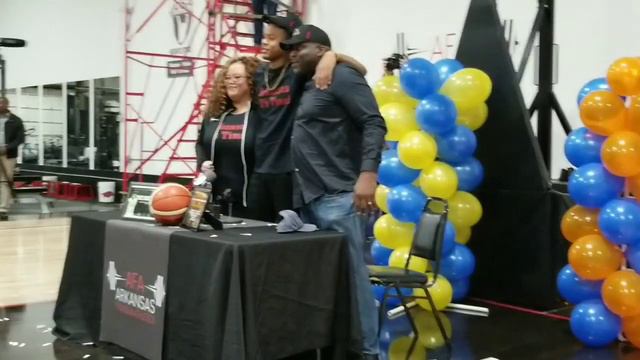 Moses Moody Commits to Arkansas Basketball смотреть онлайн