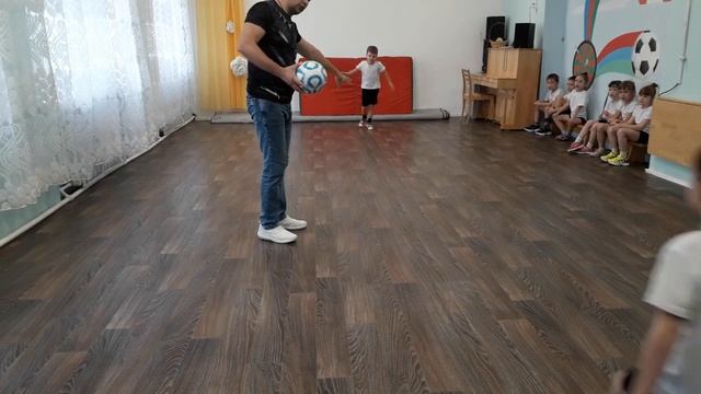 Занятие по футболу в детском саду. Подготовительная группа. Первая пробная игра смотреть онлайн