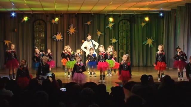 Лучшая зимняя песенка "Снеговик" (сл.муз.А.Петряшева) исп.Color Music смотреть онлайн