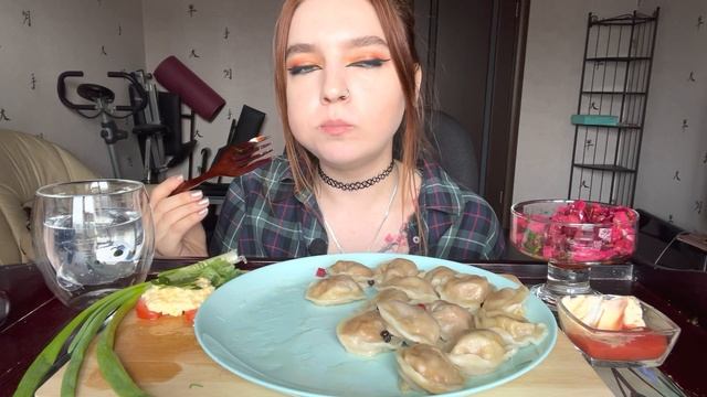 Мукбанг | Пельмени, винегрет, закуска с сыром | Mukbang / Dumplings, beetroot salad смотреть онлайн