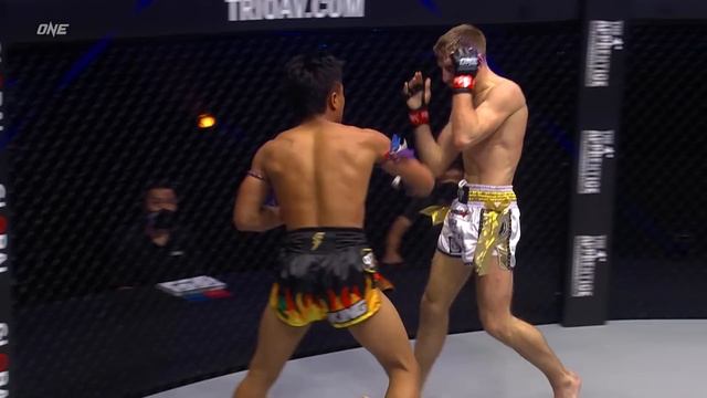 ELITE MUAY THAI WAR ? Jonathan Haggerty vs. Mongkolpetch Petchyindee смотреть онлайн