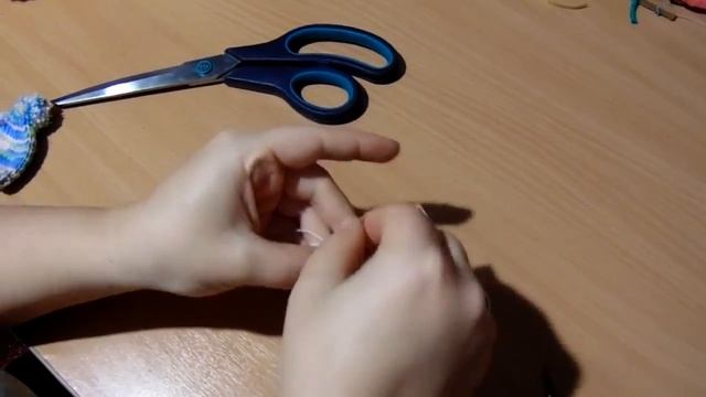 Как легко сделать помпон на кукольную шапочку смотреть онлайн