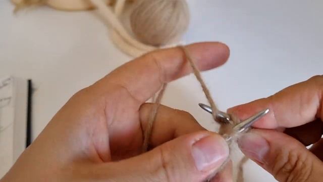 Узор соты спицами. Вязание для начинающих. Чепчик шапка узором соты. смотреть онлайн