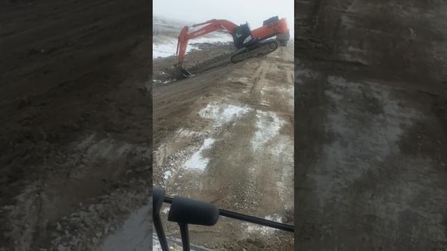 Сьезд экскаватора по откосу смотреть онлайн
