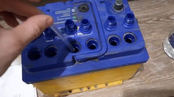 Разряжается аккумулятор в морозы! Что делать и какие причины? Как доливать электролит?