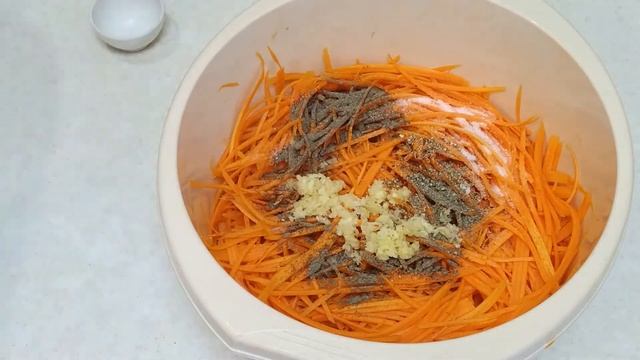 Салат Морковча по-корейски. Корейский салат с морковкой. Салат подойдет к любому блюду. смотреть онлайн