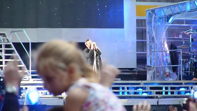 Robbie Williams - Come Undone - Take That Progress Tour - Wembley 6/7/11 смотреть онлайн