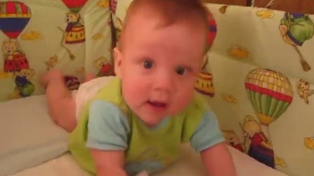 Малыш смеется. Очень веселый смех. смотреть онлайн