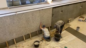 Укладка крупноформатного керамогранита в бассейне