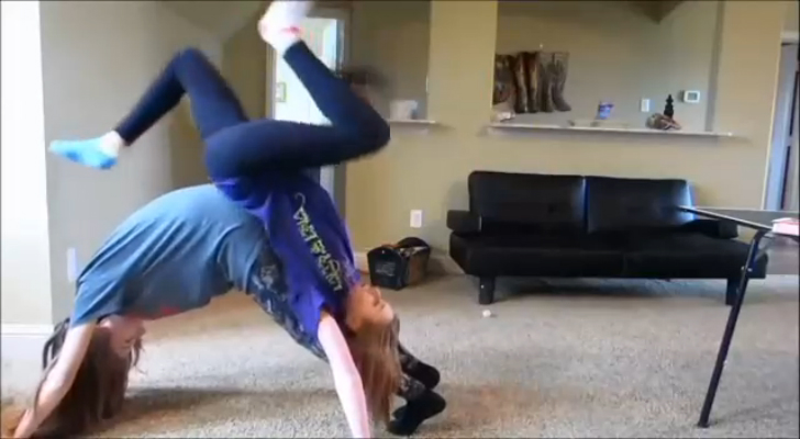 Девушки гимнастки. Гимнастические фигуры. смотреть онлайн