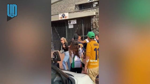 La pareja del Toto Salvio, jugador de Pumas, se enoja y empuja a aficionados del equipo смотреть онлайн